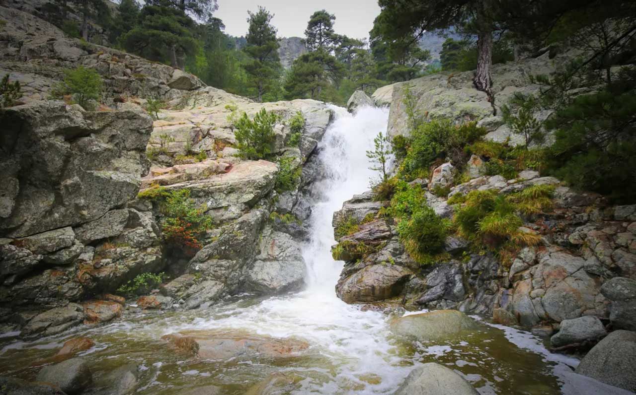 Explorez les sept cascades lors d’une excursion en Corse